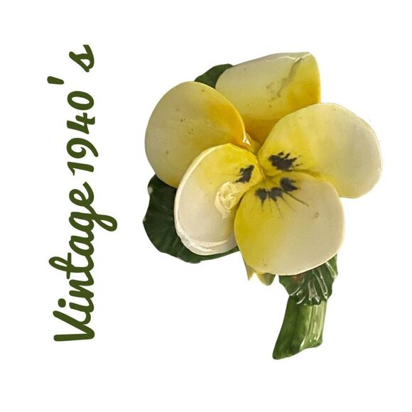 Vintage Jewelry - • Vintage Flower Brooch
